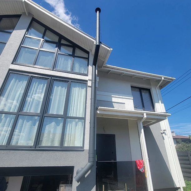 Обход окон и свеса крыши с помощью колен 45° Обход окон и свеса крыши с помощью колен 45°