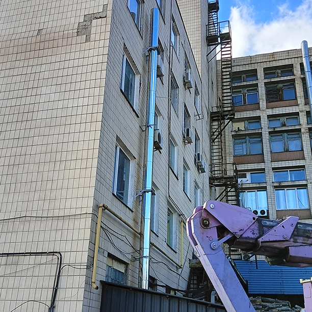 Монтаж димоходу за допомогою автовишки