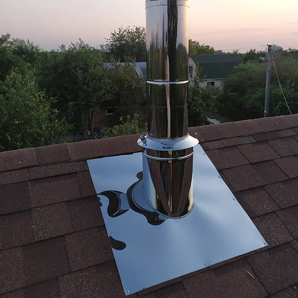 Крыза дымохода, выполненная под угол кровли Крыза дымохода, выполненная под угол кровли